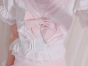 可愛粉紅正妹用兩根手指左右撐開乾淨清潔無毛的白虎小穴