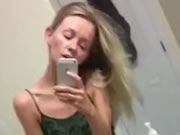 金髮洋妞也愛自己在廁所玩自拍