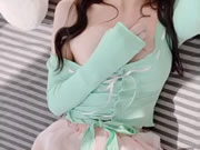 可愛正妹自慰挑逗看著看著老二不爭氣硬起來